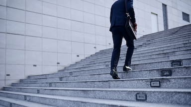 Cómo subir escaleras puede proteger tu corazón y prolongar tu longevidad, según una investigación