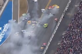 Así fue el choque múltiple de 20 autos en Daytona 500, la carrera más importante de la Nascar