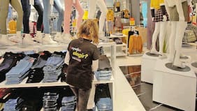 La actividad del comercio registró su crecimiento más débil en dos años