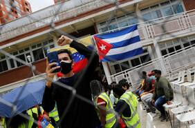 “Sistema Patria”: el mecanismo que da vacunas gratis a militantes oficialistas en Venezuela mientras mercado negro cobra hasta 300 dólares