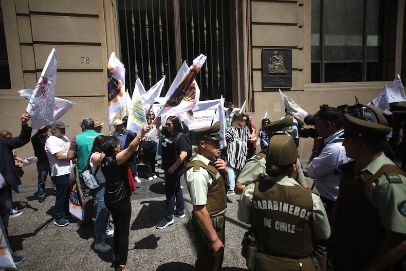 <h3>Gobierno reitera a PC, Anef y CUT la autonomía de la Contraloría</h3> 2 La ANEF protesta contra el nuevo criterio de la contralora Dorothy Pérez que, a su juicio, afecta a cientos de trabajadoras estatales al desvirtuar las conquistas sindicales sobre el concepto legal de confianza legítima”.