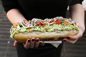 El Completo Feliz: la picada de Patronato con 12 variedades de completos veganos