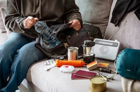 Qué llevan los taiwaneses en su mochila de emergencias ante la amenaza de tsunamis y una potencial invasión de China
