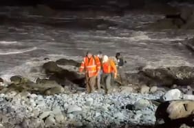 Tras alerta roja: Gope rescata a dos personas aisladas por remoción de tierra en Iquique