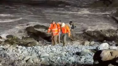 Tras alerta roja: Gope rescata a dos personas aisladas por remoción de tierra en Iquique