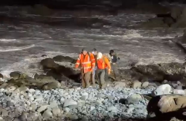 Tras alerta roja: Gope rescata a dos personas aisladas por remoción de tierra en Iquique