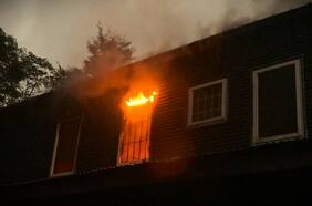 Bomberos contiene incendio en recepción de Saltos del Petrohué