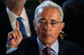 Álvaro Uribe lanza advertencia sobre el “neocomunismo” en 2026 en medio de marchas en su apoyo en Colombia