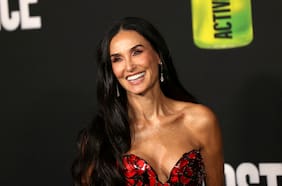 Demi Moore se desnuda mientras se prepara para su primer Oscar por La Sustancia
