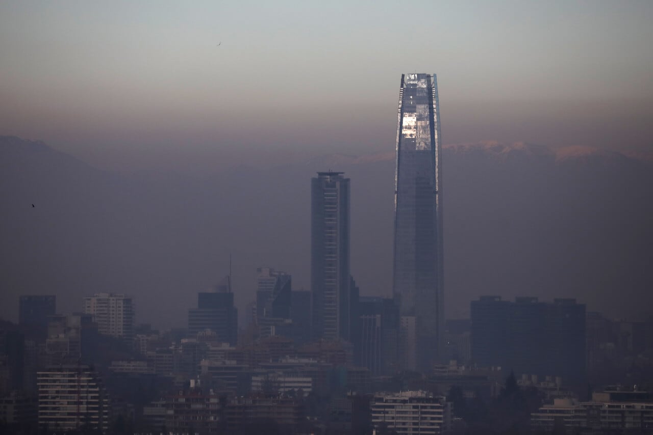 Decretan alerta ambiental en la RM para este lunes por malas condiciones de ventilación: revisa la restricción vehicular