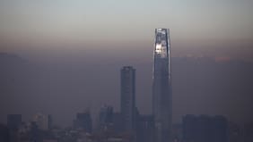 Decretan alerta ambiental en la RM para este lunes por malas condiciones de ventilación: revisa la restricción vehicular