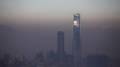 Decretan alerta ambiental en la RM para este lunes por malas condiciones de ventilación: revisa la restricción vehicular