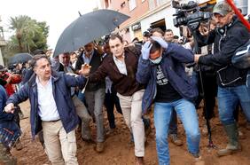 Entre gritos, golpes y barro: agreden a reyes de España y al Presidente Pedro Sánchez en Valencia en medio de desastres por sistema frontal