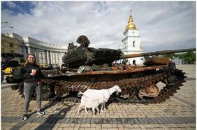 Docenas de tanques destruidos del ejército ruso se exhibieron en Ucrania