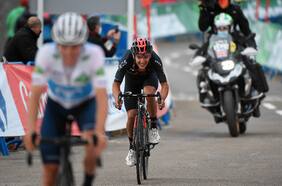 Ecuatoriano Carapaz recupera el liderato de la Vuelta a España