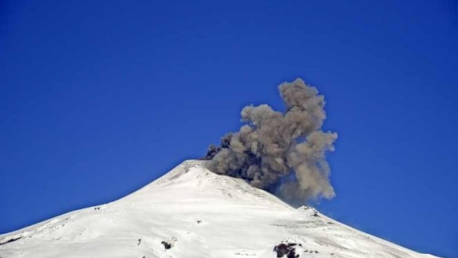 Senapred declara alerta temprana preventiva para tres comunas por actividad del volcán Villarrica