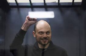 “Hay mucha gente en Rusia que está en contra de la guerra”: las declaraciones de tres disidentes rusos tras el intercambio de prisioneros