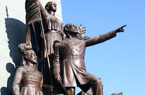 Desconocidos roban “espada” de estatua de Arturo Prat frente al Mercado Central