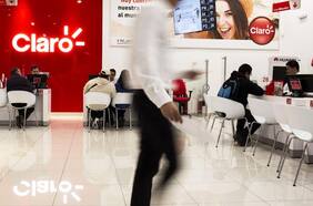 La venta de la TV satelital de Claro ya está en marcha: tiene un plazo de 9 meses y un banquero de inversión chileno a cargo