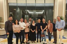 Chat revela el desconocido rol del empresario chino cercano a Karol Cariola en gira oficial de diputados a China