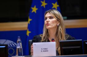 Eva Kaili, la destituida vicepresidenta del Parlamento Europeo acusada de recibir sobornos de Qatar