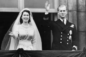 Un trozo de torta de 77 años de la boda entre la reina Isabel y el príncipe Felipe se vende por 2.800 dólares