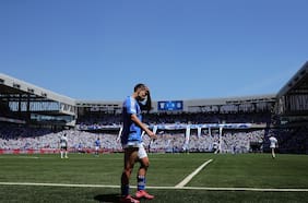 Lucas Assadi abandona con molestias el Clásico Universitario y enciende las alarmas en la U de cara a la vuelta con Lanús