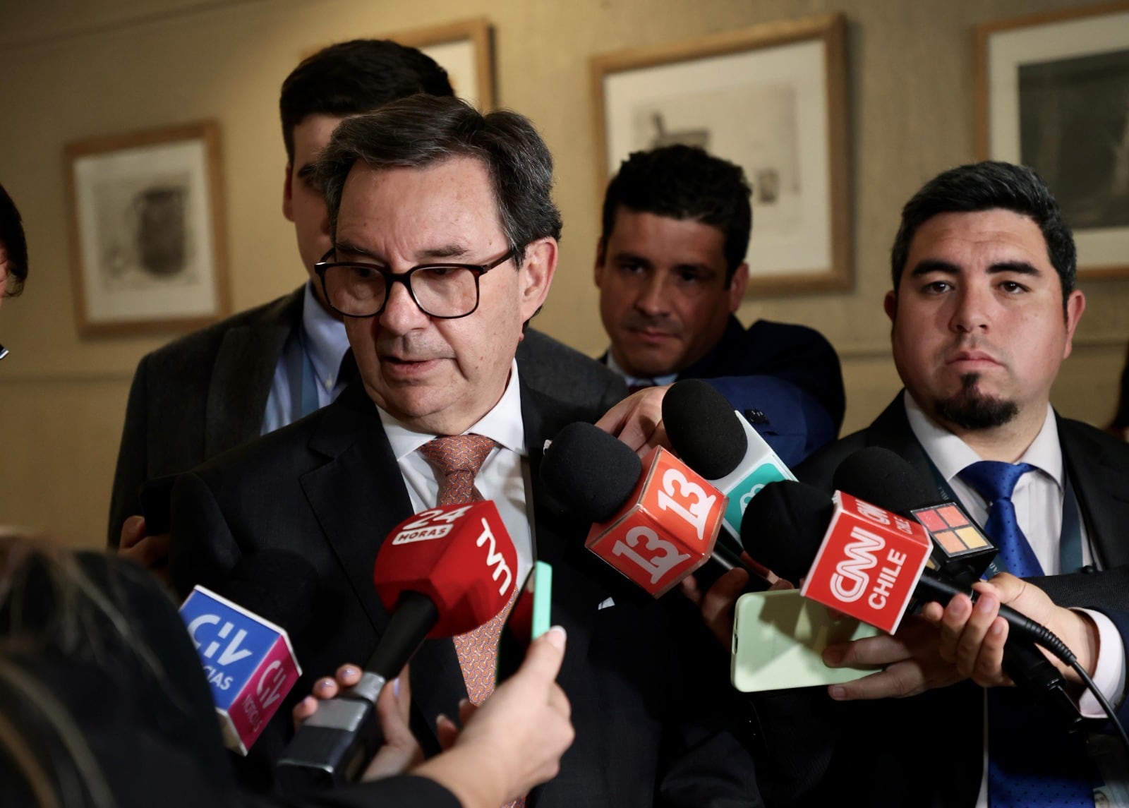 Barros aborda declaraciones por disputa por las Islas Malvinas y enfatiza: “La posición de Chile es que se negocie entre las partes”