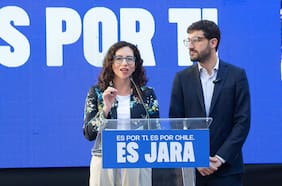 Comando de Jara acusa a Kast de mentir sobre cifras de funcionarios públicos y arremete contra Valenzuela por dichos de “parásitos”