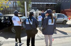 Un fallecido y dos heridos a bala: vehículo con pasajeros lesionados choca contra un árbol en Pedro Aguirre Cerda