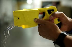Gobierno asegura que pistolas taser no serán solo para violencia intrafamiliar y las extiende a casos definidos por Carabineros