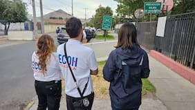 Cámara de seguridad registra camión del cual cae cuerpo sin vida frente a la casa de la alcaldesa de Quinta Normal