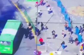 Grupo de encapuchados realiza barricadas y lanza artefactos incendiarios en la Alameda