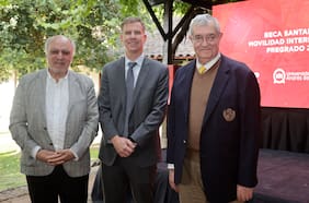 Estudiantes de UNAB, AIEP y UDLA reciben becas de movilidad internacional Santander