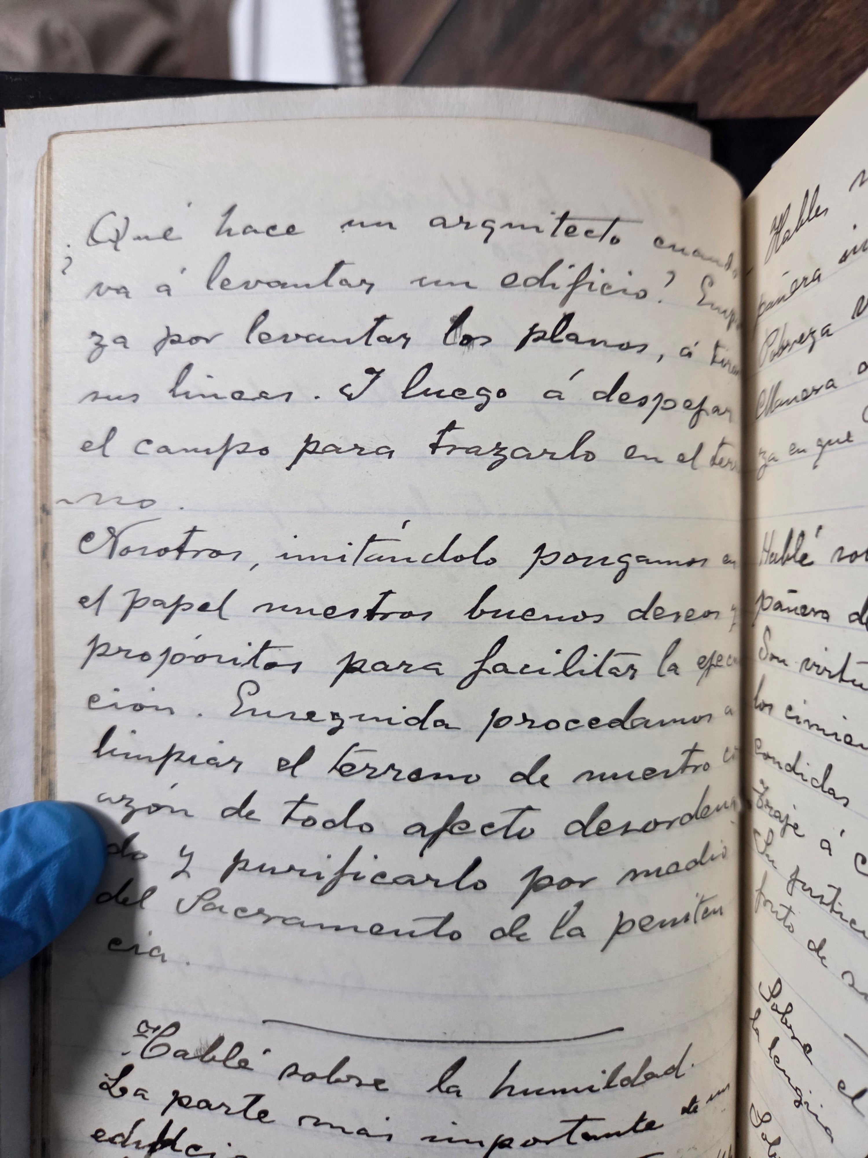 Uno de los cuadernos de Angélico Aranda, en que el fray compara la labor de los arquitectos con las labores de la fe. Archivo Histórico Franciscano