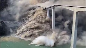 El impactante derrumbe de un puente de 758 metros de largo en China: lo habían inaugurado este año