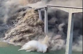 El impactante derrumbe de un puente de 758 metros de largo en China: lo habían inaugurado este año