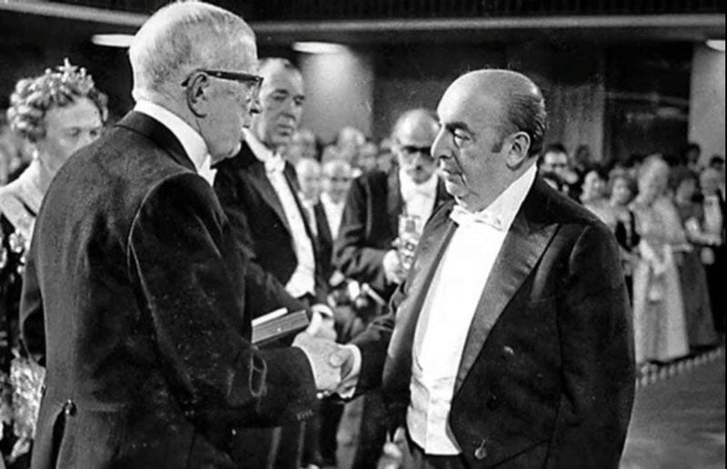 Rey Gustavo Adolfo VI le entrega el Nobel a Neruda.
