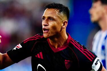 Alexis Sánchez celebra su primer gol en el Sevilla.