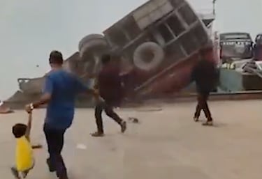 Un autobús se hunde en un río de Bangladesh y deja al menos 18 muertos