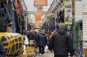 En el mercado de Sadovod los rusos se apuran a comprar material militar