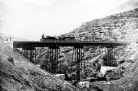 Sin fondos, trabajadores inexpertos y un banquete de inauguración: la historia del primer ferrocarril Santiago-Valparaíso