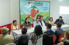 Ministra de Agricultura se reúne con locatarios afectados por el incendio en Vega Central