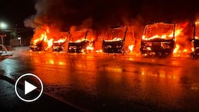 Al menos 10 microbuses destruidos por voraz incendio en terminal de Villa Alemana