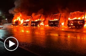 Al menos 10 microbuses destruidos por voraz incendio en terminal de Villa Alemana