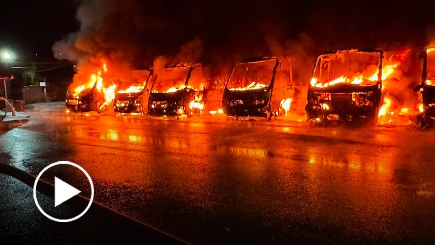 Al menos 10 microbuses destruidos por voraz incendio en terminal de Villa Alemana