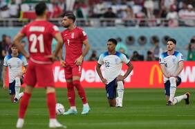 La protesta de Inglaterra y la grave lesión del portero iraní marcan el comienzo de la segunda jornada del Mundial