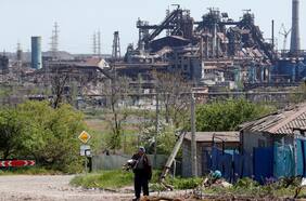 Plan de evacuación de la planta siderúrgica de Azovstal comenzará con el rescate de militares gravemente heridos