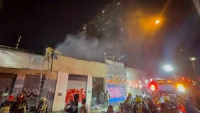 Incendio afecta a cité en el centro de Santiago: cinco compañías de Bomberos combaten el fuego