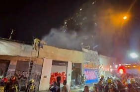 Incendio afecta a cité en el centro de Santiago: cinco compañías de Bomberos combaten el fuego